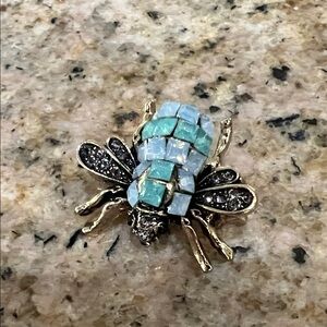 ⭐️🌸🐝 🌟Honey Bee Brooch With Opalescent Accents